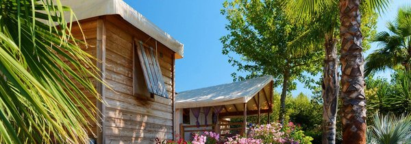 Quels sont les avantages de réserver une cabane de pêcheur dans un camping de Muy ?