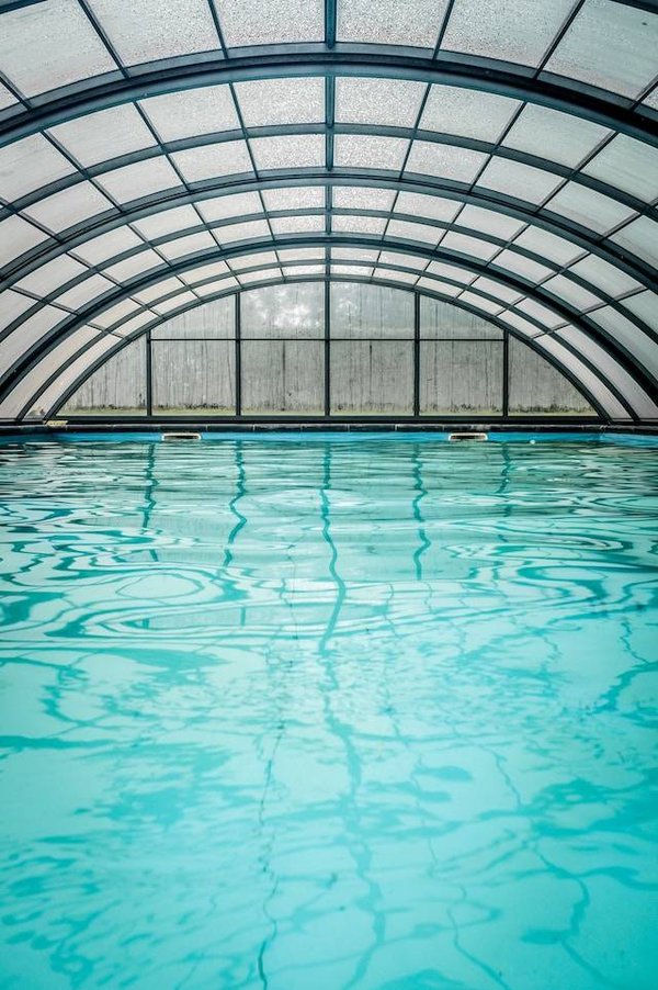 Découvrez le plaisir du camping en Bretagne avec piscine couverte et chauffée
