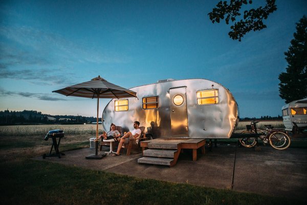 Quels sont les types d'hébergements proposés par le camping de la presqu'île du Cabellou à Concarneau ?