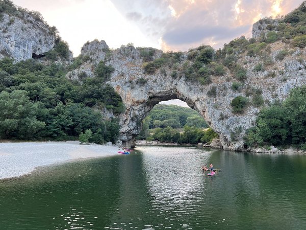Quel type d'hébergement choisir pour un voyage itinérant en camping 5 étoiles en Ardèche ?