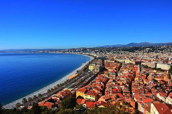 Explorez la Côte d'Azur depuis le confort de votre location de vacances